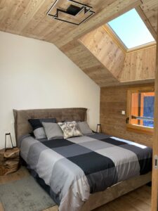 conciergerie-ldcm-app-prestige-doux-meleze-serre-chevalier-9-chambre-parentale-scaled