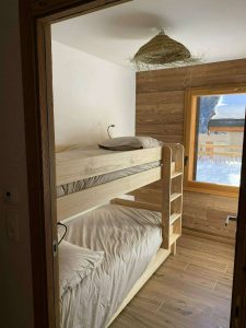 conciergerie-ldcm-app-t4-jardin-des-eduits-serre-chevalier-12-chambre-coin-enfant-scaled