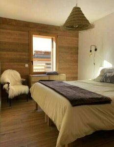 conciergerie-ldcm-app-t4-jardin-des-eduits-serre-chevalier-8-chambre-parentale-400x516