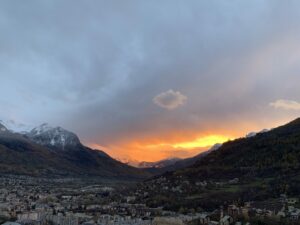 conciergerie-ldcm-appart-etoile-briancon-18-vue-coucher-soleil-ecrins-briancon-scaled