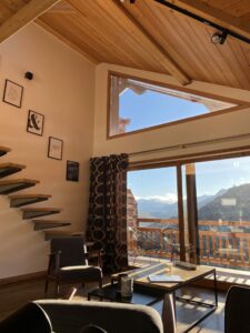 conciergerie-ldcm-appart-etoile-briancon-5-salon-escalier-moderne-scaled