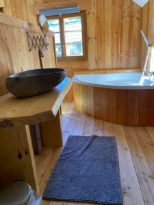 conciergerie-ldcm-beau-chalet-serre-chevalier-11-suite-parentale-baignoire-angle